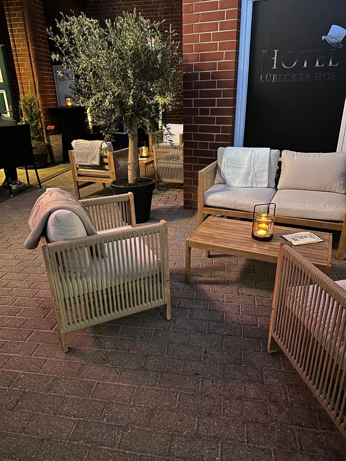 Gemütliche Terrasse vor dem Hotel Lübecker Hof am Abend