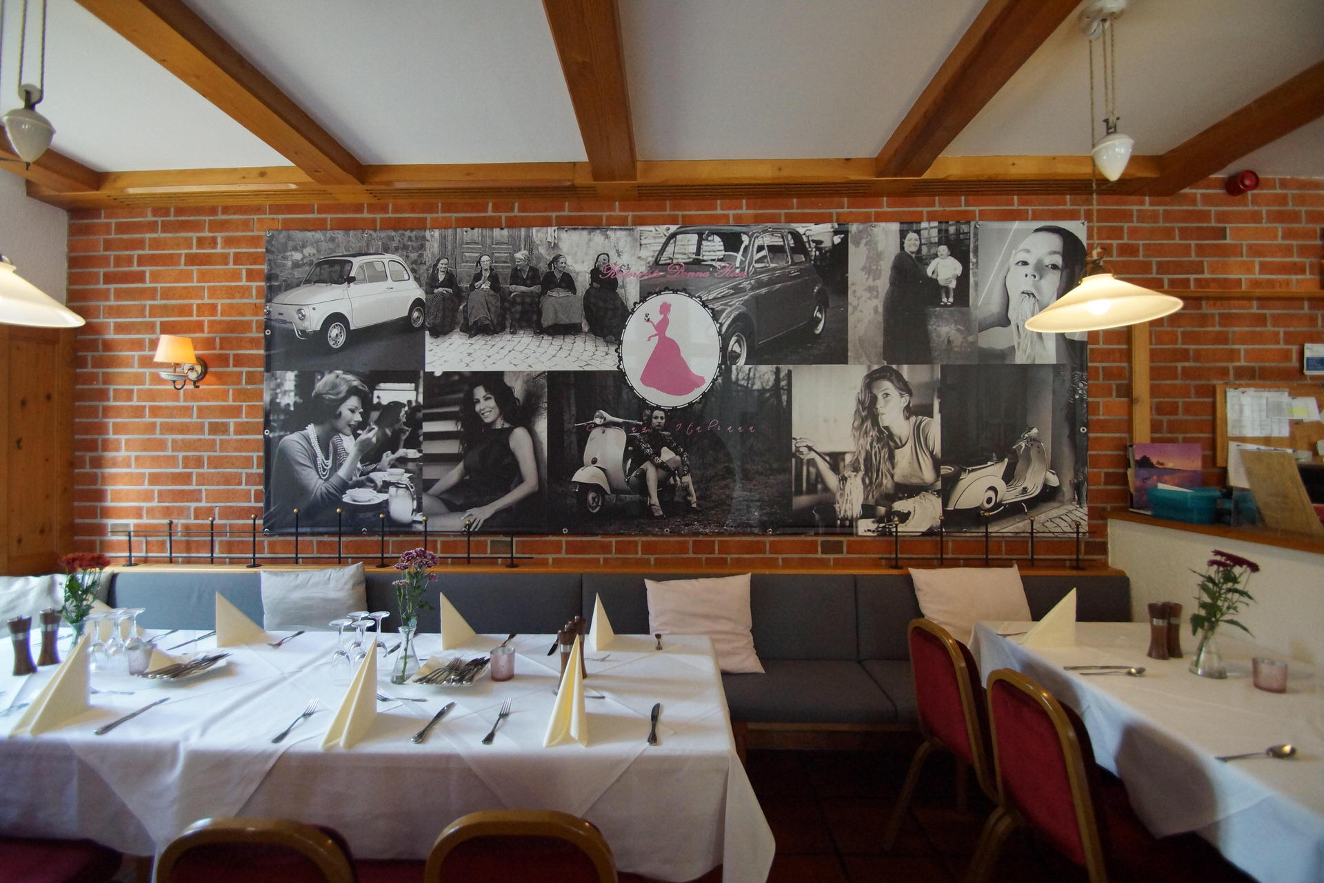 Gastraum mit der charakteristischen Donna-Rosa-Bilderwand