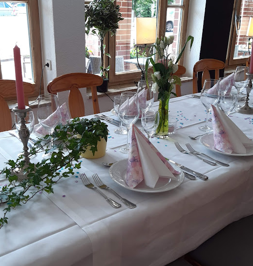 Festlich gedeckter Tisch mit Blumen und Kerzen